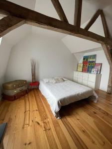 - une chambre avec un lit et du parquet dans l'établissement Grande maison familiale avec jardin proximité Lille, à Wattignies