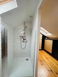 La salle de bains est pourvue d'une douche et de toilettes. dans l'établissement Grande maison familiale avec jardin proximité Lille, à Wattignies