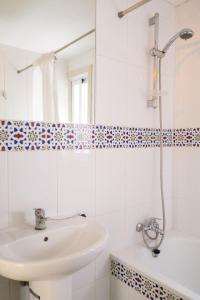 uma casa de banho branca com um lavatório e um espelho em Vista Terraza Illora em Illora