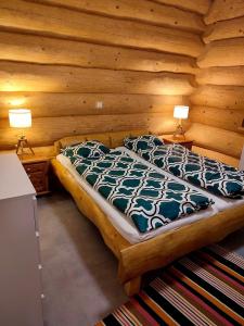 sypialnia z łóżkiem w drewnianym domku w obiekcie Chata Santa Claus - Rudolf GÓRY SOWIE w mieście Sokolec