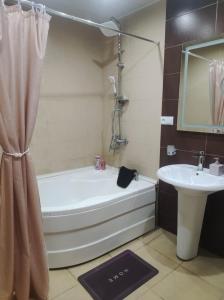 een badkamer met een bad en een wastafel bij Old Tbilisi Rhymes in Tbilisi City