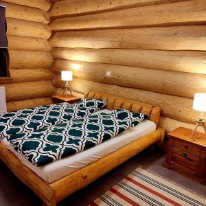 1 dormitorio con 1 cama en una cabaña de madera en Chata Santa Claus - Rudolf GÓRY SOWIE en Sokolec