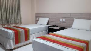 Zimmer mit 2 Betten und Telefon in der Unterkunft MONTERREY HOTEL in Santa Inês