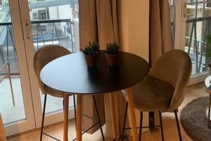 una mesa y sillas con plantas encima en Hotell-leilighet i sentrum, en Bodø