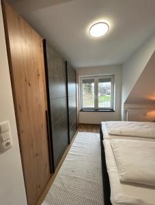 ein kleines Schlafzimmer mit 2 Betten und einem Fenster in der Unterkunft Apartment Lori in Mönchengladbach