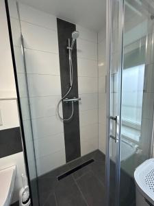 eine Dusche mit Glastür im Badezimmer in der Unterkunft Apartment Lori in Mönchengladbach + 20 Fotos