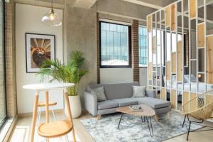 Un lugar para sentarse en Canvas By Wynwood House