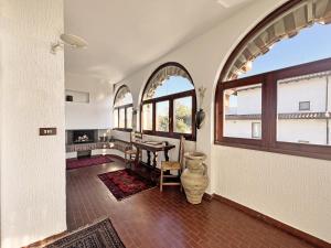 uma sala de estar com uma mesa e janelas em B Home Tresoldi em Cassano dʼAdda
