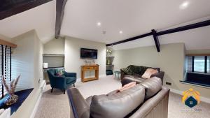 sala de estar con sofá de cuero y TV en 4-Bed Apartment With Cosy Pub, en Pontypool