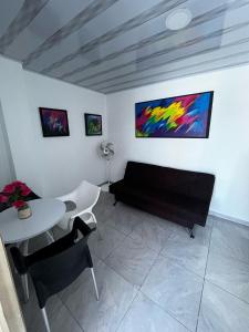 sala de estar con sofá y mesa en Apto Escalini Mansión Pitalito, en Pitalito
