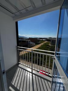 a balcony with a view of a street at Apartamento moderno con balcón - Pitalito Huila in Pitalito