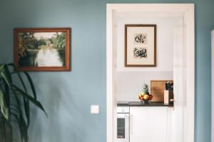 een keuken met twee foto's aan de muur bij Apartment Maria Luisa in Dresden