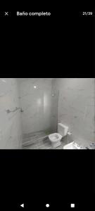 Baño blanco con aseo y lavamanos en LOFT CON PISCINA PRIVADA en Córdoba
