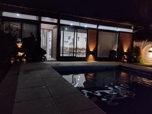 una casa con piscina por la noche en LOFT CON PISCINA PRIVADA en Córdoba