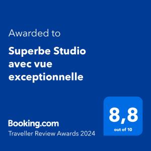 Superbe Studio avec vue exceptionnelleに飾ってある許可証、賞状、看板またはその他の書類