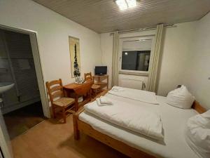 1 dormitorio con 1 cama y escritorio con ordenador en Nobis Krug en Groß Sarau