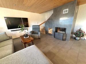 Зона вітальні в Chalet La Louise avec vue imprenable