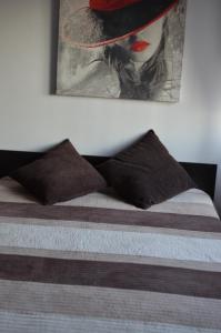 Cozy apartment 2 rooms Prelungirea Ghencea في Bragadiru: صورة لامرأة ترتدي قبعة على السرير