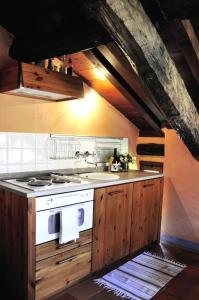 een keuken met een wastafel en een fornuis top oven bij Agriturismo La Costa - Casa Vacanze in Perego