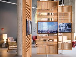 TV a/nebo společenská místnost v ubytování URBAN LOFT Berlin