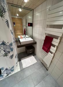 W łazience znajduje się umywalka i prysznic. w obiekcie Chalet La Louise avec vue imprenable w mieście Crans-Montana