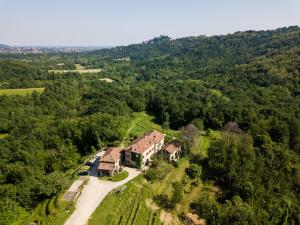 una vista aérea de una casa en el bosque en Agriturismo La Costa - Casa Vacanze, en Perego