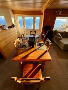 Зона вітальні в Chalet La Louise avec vue imprenable