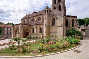 una iglesia con un ramo de flores delante de ella en Évasion Urbaine - Centre Bougival - 4 pers, en Bougival