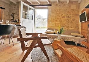 sala de estar con mesa y sofá en Gîte - LA CLOCHETTE, en Lugon et l’Ile du Carney