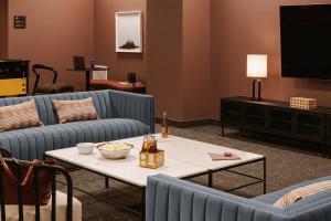 渥太華的住宿－Sonder Arlo，带沙发、桌子和电视的客厅