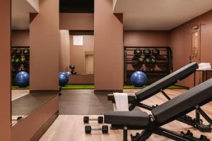 una sala de fitness con un gimnasio con banco y pesas en Sonder Arlo, en Ottawa