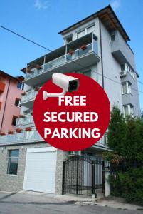 un letrero de aparcamiento gratuito para ardillas frente a un edificio en Villa Harmony, en Sarajevo