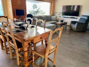 Телевізор і / або розважальний центр в Chalet La Louise avec vue imprenable