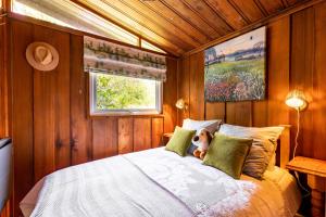 Postel nebo postele na pokoji v ubytování Coastal cabin, spectacular views, doorstep woodland walks, sea 5 mins