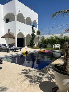 Piscina de la sau aproape de La Baraka, extravagant villa for 8 with pool in Saly