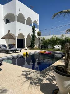 una villa con piscina di fronte a una casa di La Baraka, extravagant villa for 8 with pool in Saly a Gandigal