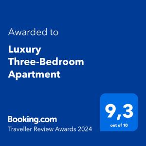 Un certificat, premiu, logo sau alt document afișat la Luxury Three-Bedroom Apartment