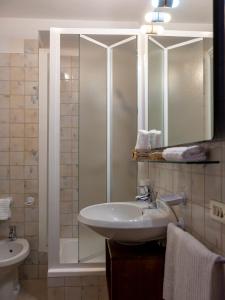 bagno con lavandino e doccia di Residence Cima Jazzi a Macugnaga