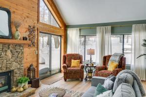 sala de estar con 2 sillas y chimenea en Year-Round Hidden Valley Home Ski, Hike and More! en Champion