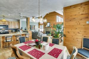 comedor y cocina con mesa y sillas en Year-Round Hidden Valley Home Ski, Hike and More! en Champion