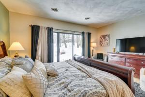 1 dormitorio con 1 cama grande y TV en Year-Round Hidden Valley Home Ski, Hike and More! en Champion