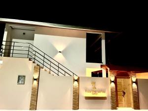 Vilu Residence في ماميغيلي: بيت ابيض امامه درج