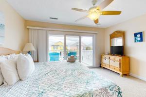 een slaapkamer met een bed en een plafondventilator bij Seaside Unit C in Myrtle Beach