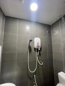y baño con ducha y aseo. en SZA INN HOTEL, en Kampong Kerayong