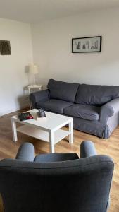 a living room with a couch and a coffee table at Gästehaus Bönebüttel-nahe Neumünster Netflix in Bönebüttel