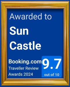 un segno per un castello solare in una cornice dorata di Sun Castle a Fuengirola