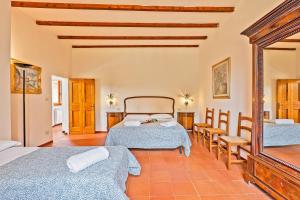sypialnia z dwoma łóżkami i lustrem w obiekcie Casalchino-Fattoria La Torre w mieście San Gimignano