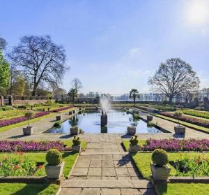 a garden with a pond and a fountain at Rustic Elegant 2Bedroom Haven near Regents Park in London