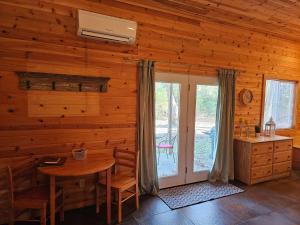 ein Esszimmer mit einem Tisch in einer Blockhütte in der Unterkunft Honey Bear Haven Suite 4 in Eureka Springs