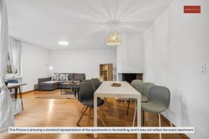 un soggiorno con tavolo e sedie bianchi di Spacious Apartment in Zurich a Zurigo